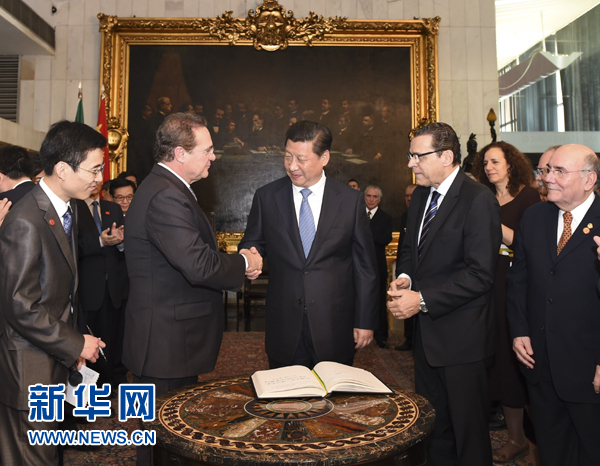 7月16日，國家主席習(xí)近平在巴西利亞會見巴西參議長卡列羅斯（前排左二）和眾議長阿爾維斯（前排右二）。 新華社記者 李學(xué)仁 攝 