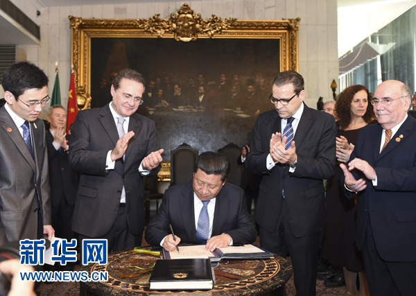 7月16日，國家主席習(xí)近平在巴西利亞會見巴西參議長卡列羅斯（前排左二）和眾議長阿爾維斯（前排右二）。這是習(xí)近平應(yīng)邀為參眾兩院題詞。新華社記者 李學(xué)仁 攝 