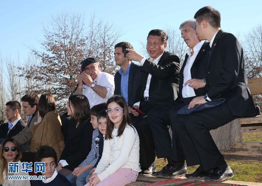 當?shù)貢r間7月19日，正在對阿根廷進行國事訪問的國家主席習近平參觀共和國莊園，考察阿根廷農(nóng)牧業(yè)，了解阿根廷農(nóng)牧民文化特色。新華社記者劉衛(wèi)兵攝