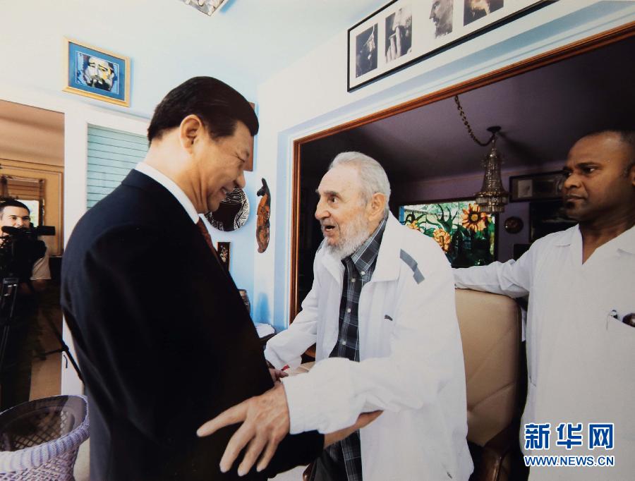 當(dāng)?shù)貢r(shí)間7月22日，國家主席習(xí)近平在哈瓦那親切探望古巴革命領(lǐng)袖菲德爾·卡斯特羅。 新華社發(fā)
