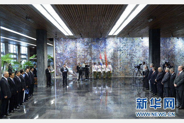 當?shù)貢r間7月22日，國家主席習近平在哈瓦那接受古巴政府授予的“何塞·馬蒂”勛章。古巴國務委員會主席兼部長會議主席勞爾·卡斯特羅為習近平佩戴勛章。新華社記者馬占成攝