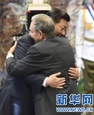 當?shù)貢r間7月22日，國家主席習近平在哈瓦那接受古巴政府授予的“何塞·馬蒂”勛章。古巴國務委員會主席兼部長會議主席勞爾·卡斯特羅為習近平佩戴勛章。新華社記者馬占成攝