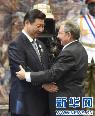 當?shù)貢r間7月22日，國家主席習近平在哈瓦那接受古巴政府授予的“何塞·馬蒂”勛章。古巴國務委員會主席兼部長會議主席勞爾·卡斯特羅為習近平佩戴勛章。新華社記者馬占成攝