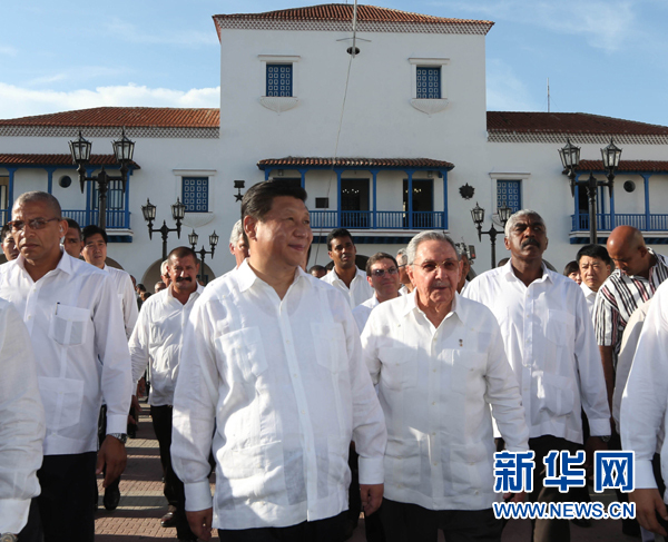 當(dāng)?shù)貢r間7月23日，國家主席習(xí)近平在古巴國務(wù)委員會主席兼部長會議主席勞爾·卡斯特羅全程陪同下，訪問古巴第二大城市、被稱為“英雄城”的圣地亞哥。這是習(xí)近平和勞爾參觀圣地亞哥市政府。新華社記者蘭紅光 攝