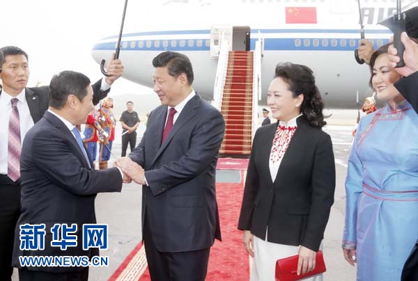 8月21日，國(guó)家主席習(xí)近平抵達(dá)烏蘭巴托，開始對(duì)蒙古國(guó)進(jìn)行國(guó)事訪問。習(xí)近平和夫人彭麗媛在機(jī)場(chǎng)受到蒙古國(guó)總理阿勒坦呼亞格夫婦熱情迎接。新華社記者鞠鵬攝