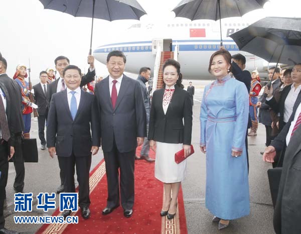 8月21日，國(guó)家主席習(xí)近平抵達(dá)烏蘭巴托，開始對(duì)蒙古國(guó)進(jìn)行國(guó)事訪問。習(xí)近平和夫人彭麗媛在機(jī)場(chǎng)受到蒙古國(guó)總理阿勒坦呼亞格夫婦熱情迎接。新華社記者鞠鵬攝 