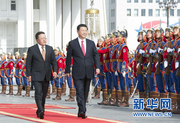 8月21日，國家主席習(xí)近平在烏蘭巴托同蒙古國總統(tǒng)額勒貝格道爾吉舉行會談。會談前，額勒貝格道爾吉在國家宮前廣場為習(xí)近平舉行隆重歡迎儀式。新華社記者 黃敬文 攝