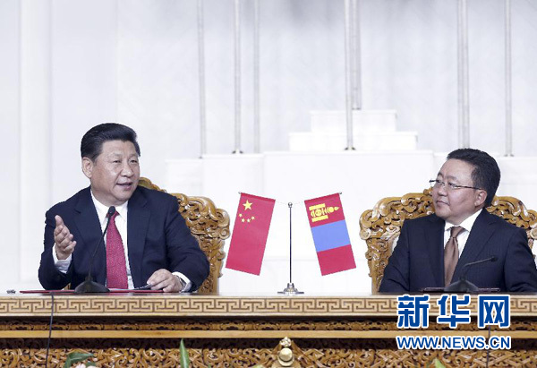 8月21日，國家主席習(xí)近平在烏蘭巴托同蒙古國總統(tǒng)額勒貝格道爾吉舉行會談。會談后，兩國元首共同會見記者。 新華社記者 鞠鵬 攝