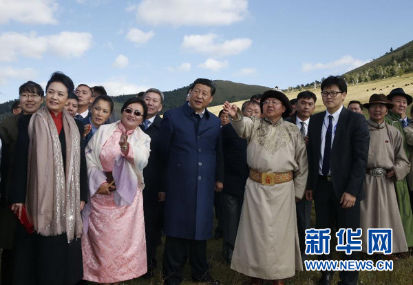 8月22日，國家主席習近平在蒙古國總統(tǒng)額勒貝格道爾吉陪同下前往烏蘭巴托市郊觀看那達慕。這是習近平和夫人彭麗媛同額勒貝格道爾吉夫婦觀看表演。新華社記者 鞠鵬 攝