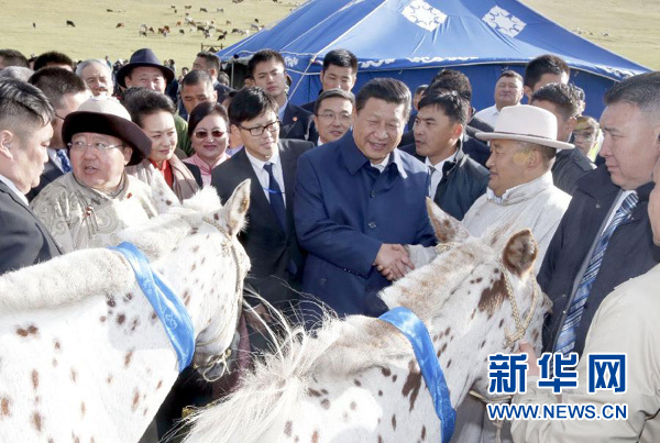 8月22日，國家主席習近平在蒙古國總統(tǒng)額勒貝格道爾吉陪同下前往烏蘭巴托市郊觀看那達慕。額勒貝格道爾吉向習近平夫婦贈送兩匹蒙古馬。習近平為兩匹馬分別取名阿爾泰和克魯倫，寓意中蒙兩國山水相連、睦鄰友好。新華社記者 鞠鵬 攝