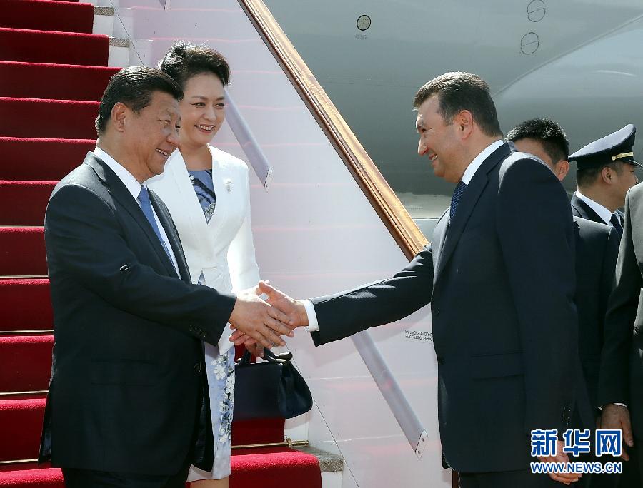 9月11日，國家主席習(xí)近平抵達(dá)杜尚別，應(yīng)塔吉克斯坦總統(tǒng)拉赫蒙邀請，出席上海合作組織成員國元首理事會第十四次會議并對塔吉克斯坦進(jìn)行國事訪問。習(xí)近平和夫人彭麗媛在機(jī)場受到塔吉克斯坦總理拉蘇爾佐達(dá)等熱情迎接。新華社記者 鞠鵬 攝 