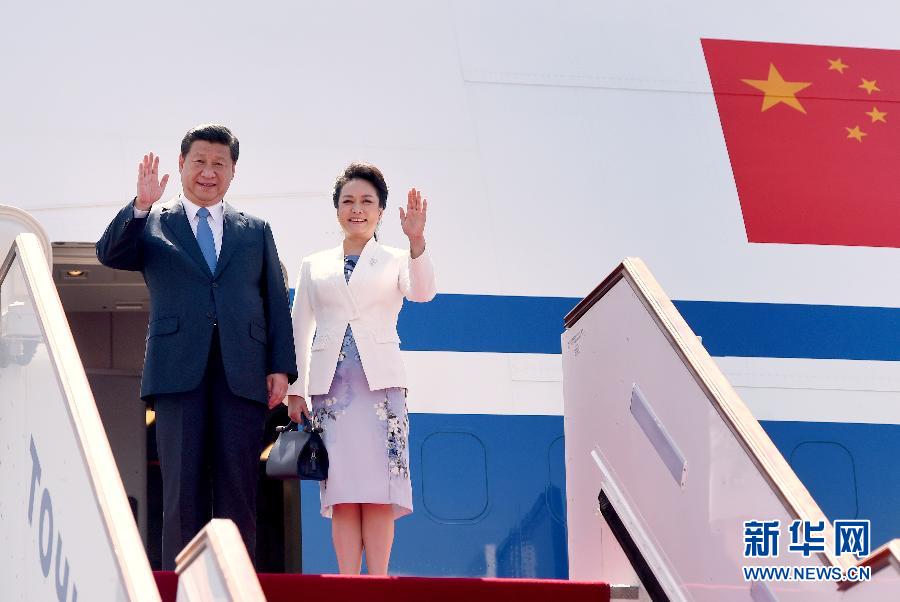 9月11日，中國國家主席習(xí)近平抵達(dá)杜尚別，應(yīng)塔吉克斯坦總統(tǒng)拉赫蒙邀請，出席上海合作組織成員國元首理事會第十四次會議并對塔吉克斯坦進(jìn)行國事訪問。這是習(xí)近平和夫人彭麗媛走出機(jī)艙。新華社記者 馬占成 攝 