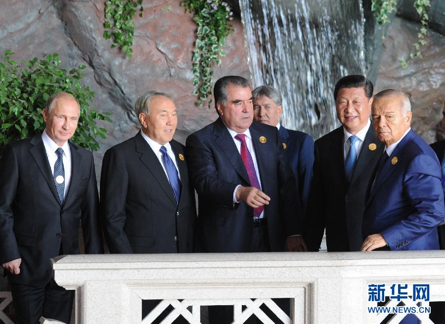 9月12日，上海合作組織成員國元首理事會(huì)第十四次會(huì)議在塔吉克斯坦首都杜尚別舉行。國家主席習(xí)近平出席會(huì)議并發(fā)表重要講話。這是習(xí)近平同其他成員國元首親切交談。新華社記者謝環(huán)馳攝 
