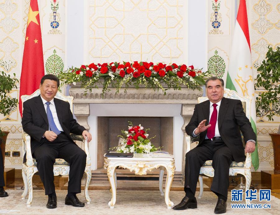9月13日，國(guó)家主席習(xí)近平在杜尚別同塔吉克斯坦總統(tǒng)拉赫蒙舉行會(huì)談。 新華社記者黃敬文攝 