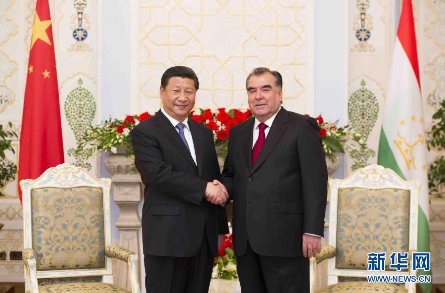 9月13日，國(guó)家主席習(xí)近平在杜尚別同塔吉克斯坦總統(tǒng)拉赫蒙舉行會(huì)談。 新華社記者黃敬文攝 