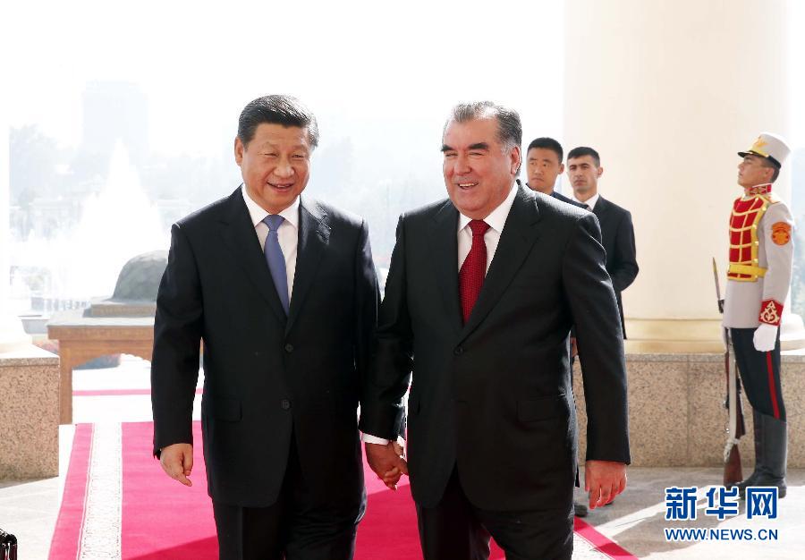 9月13日，國(guó)家主席習(xí)近平在杜尚別同塔吉克斯坦總統(tǒng)拉赫蒙舉行會(huì)談。 這是會(huì)談開(kāi)始前，兩國(guó)元首步入會(huì)談大廳。 新華社記者鞠鵬攝 