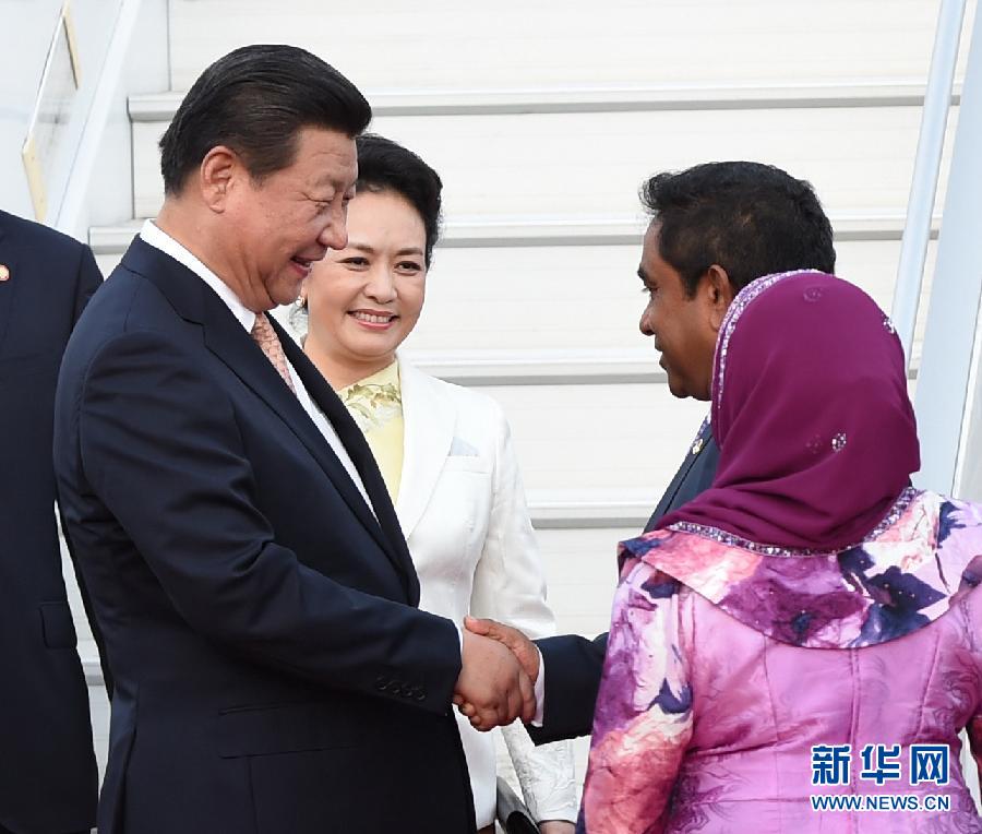 9月14日，國家主席習(xí)近平抵達(dá)馬累，開始對馬爾代夫進(jìn)行國事訪問。習(xí)近平和夫人彭麗媛在機(jī)場受到馬爾代夫總統(tǒng)亞明夫婦的熱情迎接。 新華社記者 馬占成 攝
