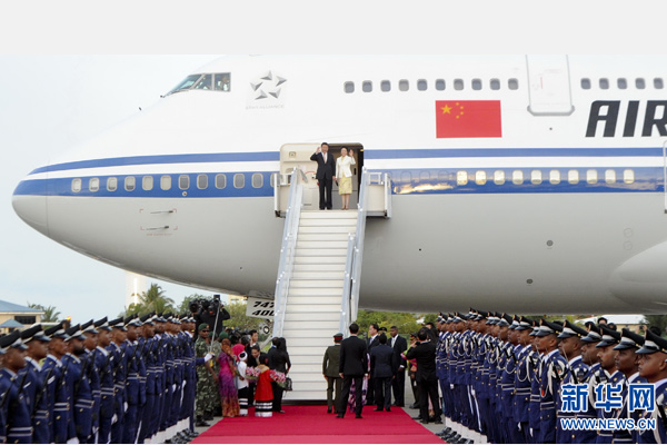 9月14日，國家主席習(xí)近平抵達(dá)馬累，開始對馬爾代夫進(jìn)行國事訪問。習(xí)近平和夫人彭麗媛在機(jī)場受到馬爾代夫總統(tǒng)亞明夫婦的熱情迎接。 新華社記者 張鐸 攝