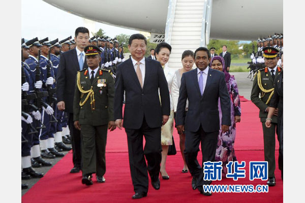 9月14日，國家主席習(xí)近平抵達(dá)馬累，開始對馬爾代夫進(jìn)行國事訪問。習(xí)近平和夫人彭麗媛在機場受到馬爾代夫總統(tǒng)亞明夫婦的熱情迎接。新華社記者 張鐸 攝 