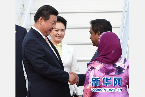  9月14日，國家主席習(xí)近平抵達(dá)馬累，開始對馬爾代夫進(jìn)行國事訪問。習(xí)近平和夫人彭麗媛在機場受到馬爾代夫總統(tǒng)亞明夫婦的熱情迎接。新華社記者 馬占成 攝 