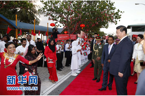  9月14日，國家主席習(xí)近平抵達(dá)馬累，開始對馬爾代夫進(jìn)行國事訪問。習(xí)近平和夫人彭麗媛在機場受到馬爾代夫總統(tǒng)亞明夫婦的熱情迎接。新華社記者 鞠鵬 攝 