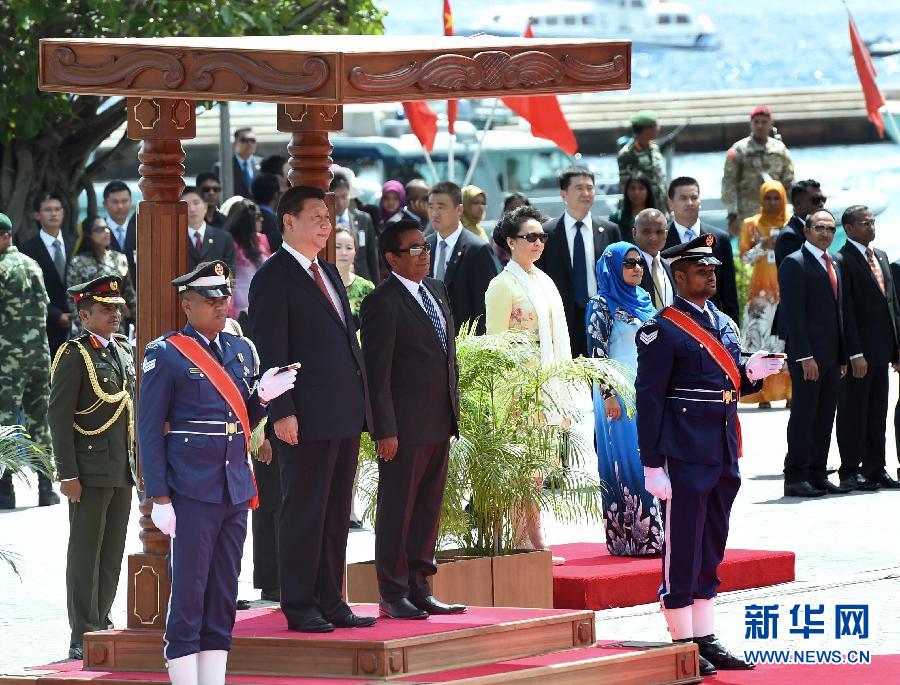 9月15日，國(guó)家主席習(xí)近平同馬爾代夫總統(tǒng)亞明在馬累舉行會(huì)談。會(huì)談前，亞明在共和國(guó)廣場(chǎng)為習(xí)近平舉行歡迎儀式。 新華社記者 馬占成 攝
