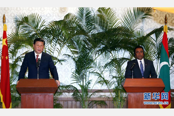 9月15日，國(guó)家主席習(xí)近平在馬累與馬爾代夫總統(tǒng)亞明共同會(huì)見(jiàn)記者。 新華社記者 鞠鵬 攝