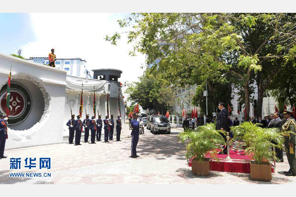 9月15日，國(guó)家主席習(xí)近平在馬累向馬爾代夫烈士紀(jì)念碑致禮。新華社記者 張鐸 攝