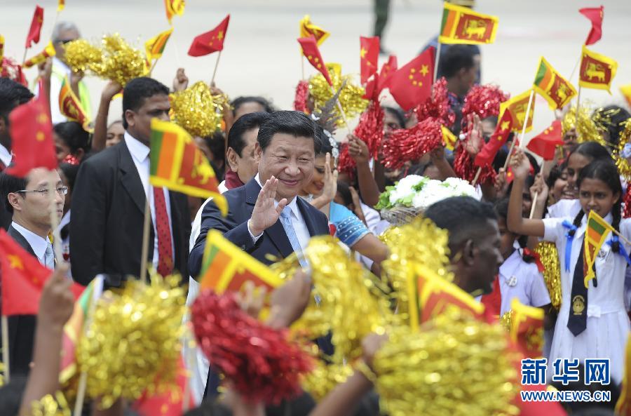  9月16日，國(guó)家主席習(xí)近平抵達(dá)科倫坡，開始對(duì)斯里蘭卡進(jìn)行國(guó)事訪問(wèn)。在班達(dá)拉奈克國(guó)際機(jī)場(chǎng)，習(xí)近平和夫人彭麗媛受到拉賈帕克薩總統(tǒng)夫婦熱情迎接。新華社記者謝環(huán)馳攝 