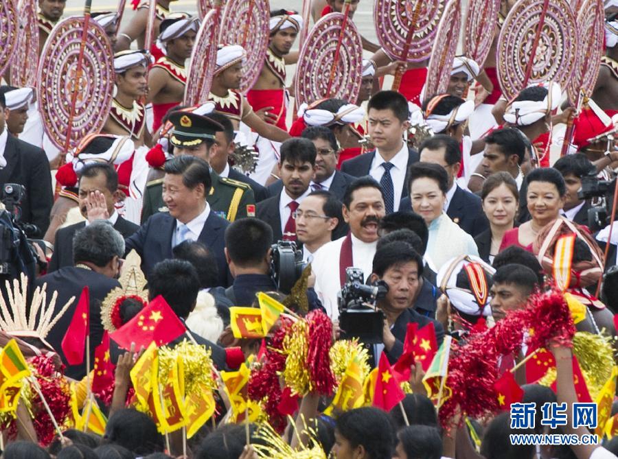 9月16日，國(guó)家主席習(xí)近平抵達(dá)科倫坡，開始對(duì)斯里蘭卡進(jìn)行國(guó)事訪問(wèn)。在班達(dá)拉奈克國(guó)際機(jī)場(chǎng)，習(xí)近平和夫人彭麗媛受到拉賈帕克薩總統(tǒng)夫婦熱情迎接。新華社記者黃敬文攝 