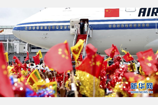 9月16日，國(guó)家主席習(xí)近平抵達(dá)科倫坡，開始對(duì)斯里蘭卡進(jìn)行國(guó)事訪問(wèn)。這是習(xí)近平和夫人彭麗媛向歡迎群眾揮手致意。 新華社記者馬占成攝 