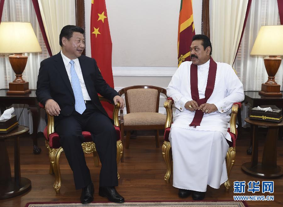 9月16日，國(guó)家主席習(xí)近平在科倫坡同斯里蘭卡總統(tǒng)拉賈帕克薩舉行會(huì)談。 新華社記者馬占成攝 