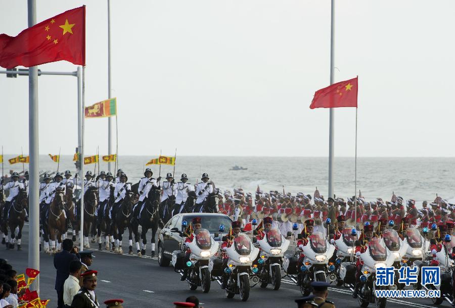 9月16日，斯里蘭卡總統(tǒng)拉賈帕克薩在科倫坡為國(guó)家主席習(xí)近平舉行盛大歡迎儀式。這是習(xí)近平和夫人彭麗媛乘坐的專車在摩托車隊(duì)和騎兵隊(duì)護(hù)衛(wèi)下駛?cè)霘g迎儀式現(xiàn)場(chǎng)。新華社記者謝環(huán)馳攝