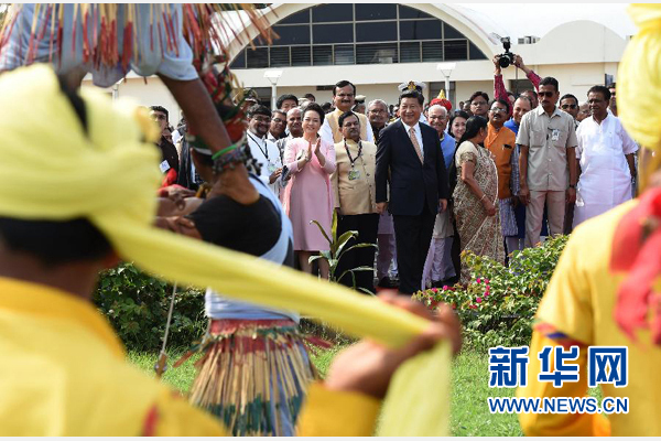 9月17日，國家主席習(xí)近平抵達(dá)古吉拉特邦艾哈邁達(dá)巴德市，開始對印度進(jìn)行國事訪問。這是印度青年跳起古吉拉特邦傳統(tǒng)舞蹈，歡迎習(xí)近平和夫人彭麗媛。新華社記者 馬占成 攝