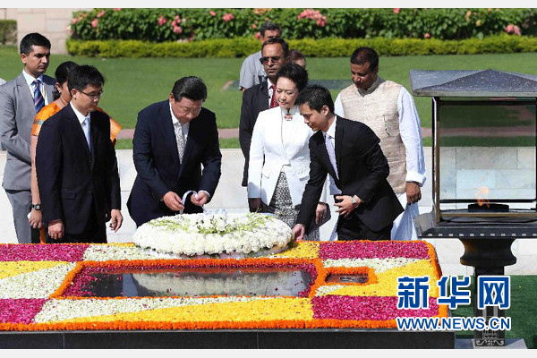 9月18日，國家主席習(xí)近平和夫人彭麗媛在新德里向甘地墓敬獻花圈。 新華社記者 龐興雷 攝