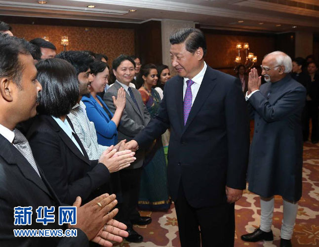 9月18日，國(guó)家主席習(xí)近平在印度世界事務(wù)委員會(huì)發(fā)表題為《攜手追尋民族復(fù)興之夢(mèng)》的重要演講。演講結(jié)束后，習(xí)近平接見(jiàn)中印兩國(guó)青年代表。新華社記者 龐興雷 攝