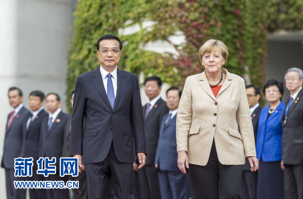 10月10日，德國總理默克爾在柏林總理府前廣場舉行隆重儀式，歡迎國務(wù)院總理李克強對德國進(jìn)行正式訪問。 新華社記者 謝環(huán)馳 攝 