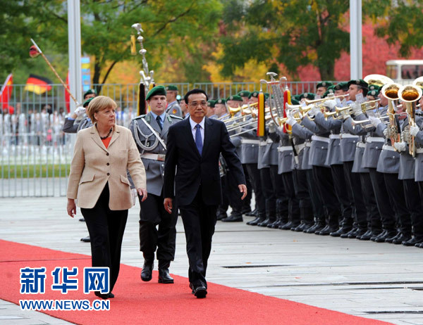 10月10日，德國總理默克爾在柏林總理府前廣場舉行隆重儀式，歡迎中國國務(wù)院總理李克強對德國進(jìn)行正式訪問。 新華社記者 饒愛民 攝 
