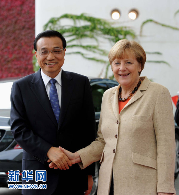 10月10日，德國總理默克爾在柏林總理府前廣場舉行隆重儀式，歡迎中國國務(wù)院總理李克強對德國進(jìn)行正式訪問。 新華社記者 饒愛民 攝 