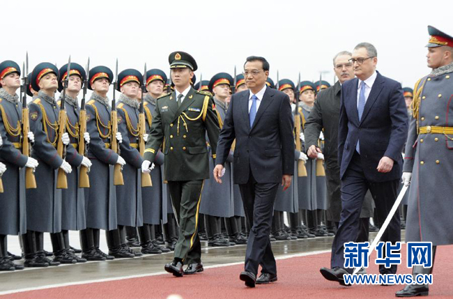 10月12日，中國(guó)國(guó)務(wù)院總理李克強(qiáng)乘專機(jī)抵達(dá)莫斯科，開(kāi)始對(duì)俄羅斯進(jìn)行正式訪問(wèn)并舉行中俄總理第十九次定期會(huì)晤。俄方在機(jī)場(chǎng)舉行隆重儀式，歡迎李克強(qiáng)總理。新華社記者 張鐸 攝