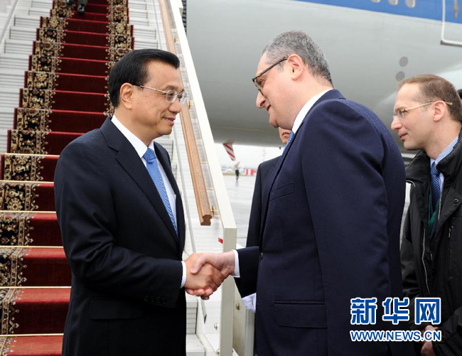10月12日，中國國務院總理李克強乘專機抵達莫斯科，開始對俄羅斯進行正式訪問并舉行中俄總理第十九次定期會晤。俄羅斯聯邦政府高級官員到機場迎接李克強總理。新華社記者 饒愛民 攝
