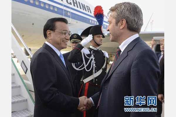 10月14日，國務(wù)院總理李克強(qiáng)乘專機(jī)抵達(dá)羅馬，開始對意大利進(jìn)行正式訪問，意大利政府高級官員到機(jī)場迎接。 新華社記者李學(xué)仁攝