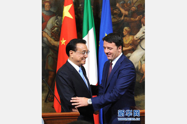 10月14日，中國國務院總理李克強與意大利總理倫齊在羅馬舉行會談后共同會見記者。 新華社記者 饒愛民 攝 