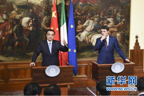 10月14日，國務院總理李克強在羅馬與意大利總理倫齊舉行會談后共同會見記者。 新華社記者 李學仁 攝