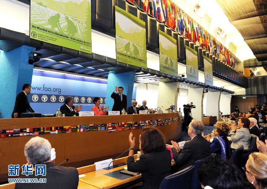 10月15日，中國國務(wù)院總理李克強在格拉齊亞諾總干事的陪同下在位于羅馬的聯(lián)合國糧農(nóng)組織總部發(fā)表演講。 新華社記者 饒愛民 攝 