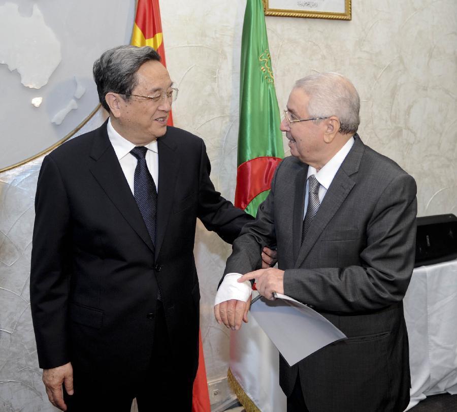11月1日，正在阿爾及利亞進(jìn)行正式友好訪問(wèn)的全國(guó)政協(xié)主席俞正聲在阿爾及爾與阿民族院議長(zhǎng)本·薩拉赫舉行會(huì)談。這是俞正聲親切詢問(wèn)本·薩拉赫的手傷情況。新華社記者 張鐸 攝 
