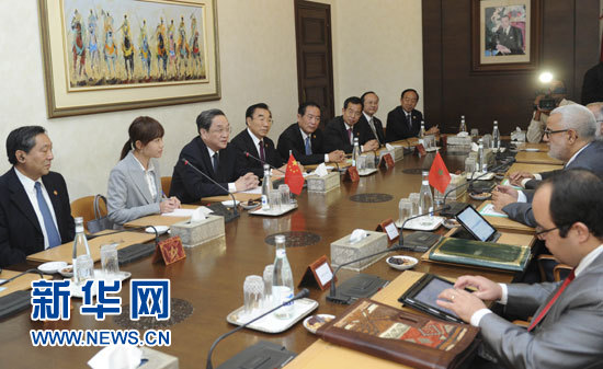11月3日，全國政協(xié)主席俞正聲在拉巴特會見摩洛哥政府首腦本·基蘭。 新華社記者 張鐸 攝