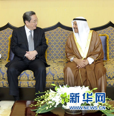 11月6日，正在巴林進行正式友好訪問的全國政協(xié)主席俞正聲在麥納麥與巴林協(xié)商會議主席阿里舉行會談。 新華社記者 張鐸 攝