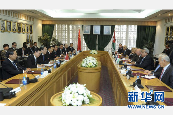 11月9日，正在約旦進(jìn)行正式友好訪問的全國(guó)政協(xié)主席俞正聲在安曼與約旦參議長(zhǎng)拉瓦比德進(jìn)行會(huì)談。 新華社記者 張鐸 攝 