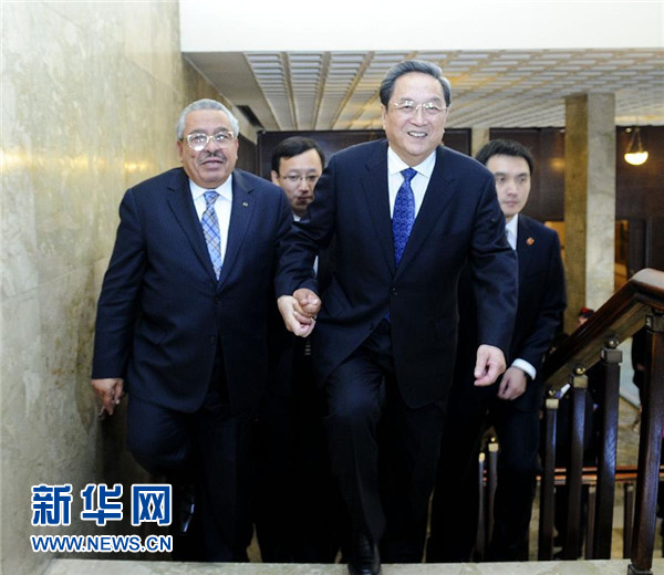 11月9日，正在約旦進(jìn)行正式友好訪問的全國(guó)政協(xié)主席俞正聲在安曼與約旦參議長(zhǎng)拉瓦比德進(jìn)行會(huì)談。這是會(huì)談前，俞正聲與拉瓦比德攜手步入會(huì)場(chǎng)。新華社記者 張鐸 攝 